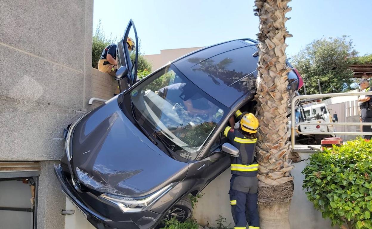 El coche que ha quedado colgando en la rampa. 