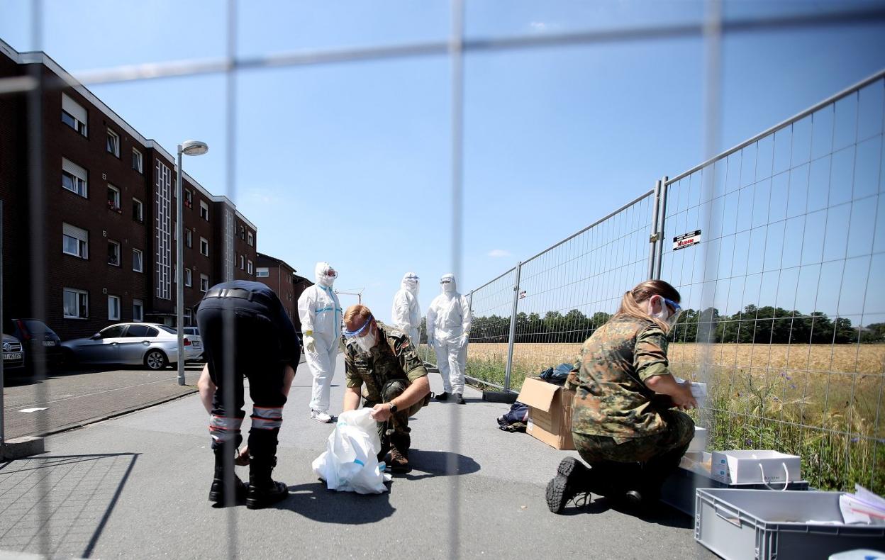 Personal sanitario se dispone a realizar pruebas a los empleados del matadero de Gütersloh. efe