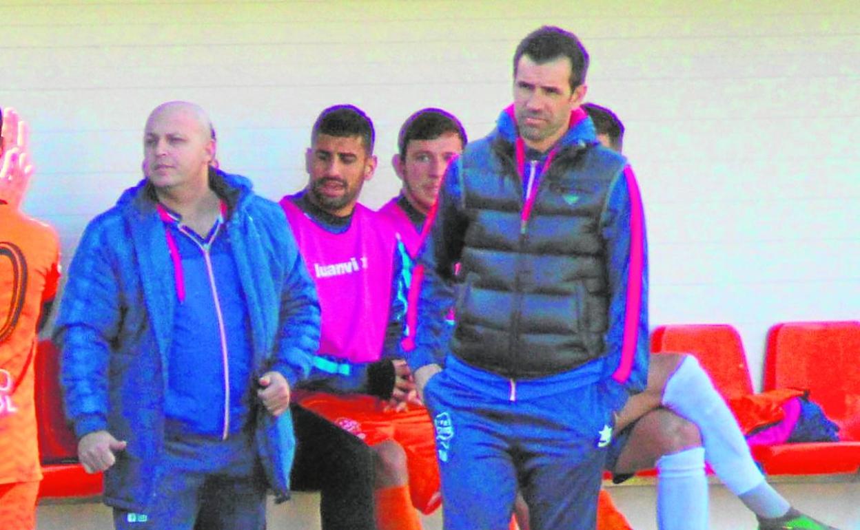 David Albelda, a la derecha, junto al banquillo de su equipo.