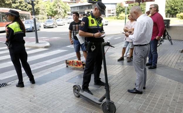 Multas de hasta 200 euros por no cumplir las normas de circulación en los patinetes eléctricos