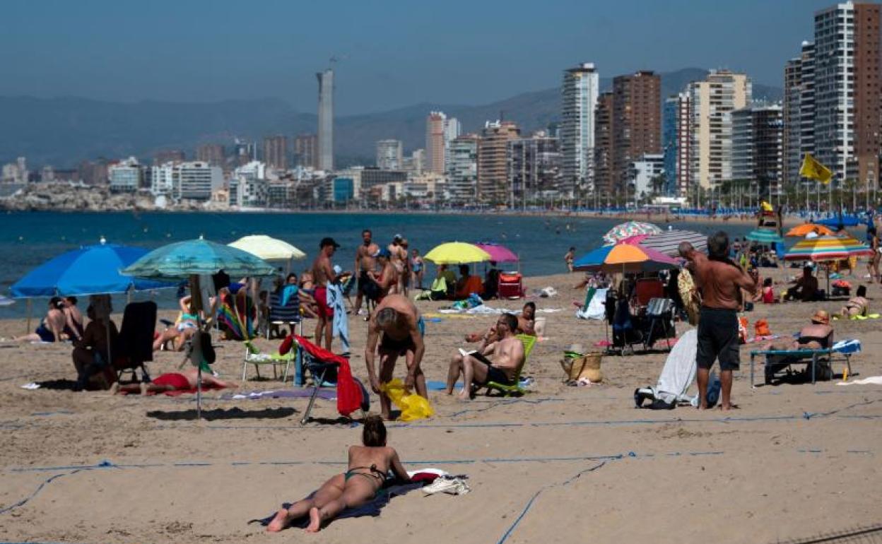 La playa de Benidorm, dividida en parcelas por el coronavirus.