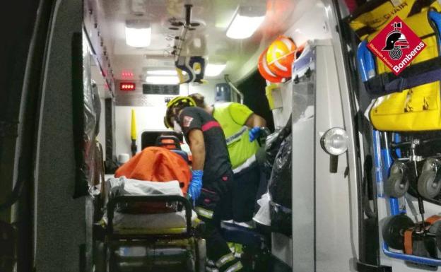 Momento en el que la mujer es colocada en el interior de la ambulancia. 