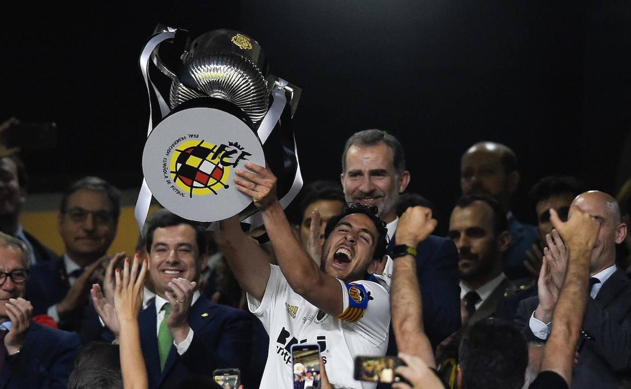 Parejo alza al cielo el trofeo de campeón en la final de Sevilla. 