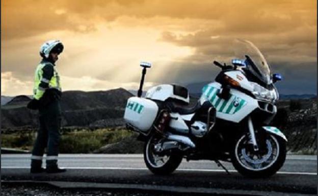 Un guardia civil de Tráfico vigila una carretera española. 