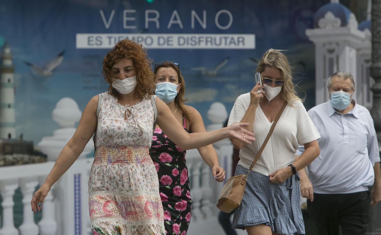 Los ciudadanos se protegen con mascarilla en la Comunitat. 