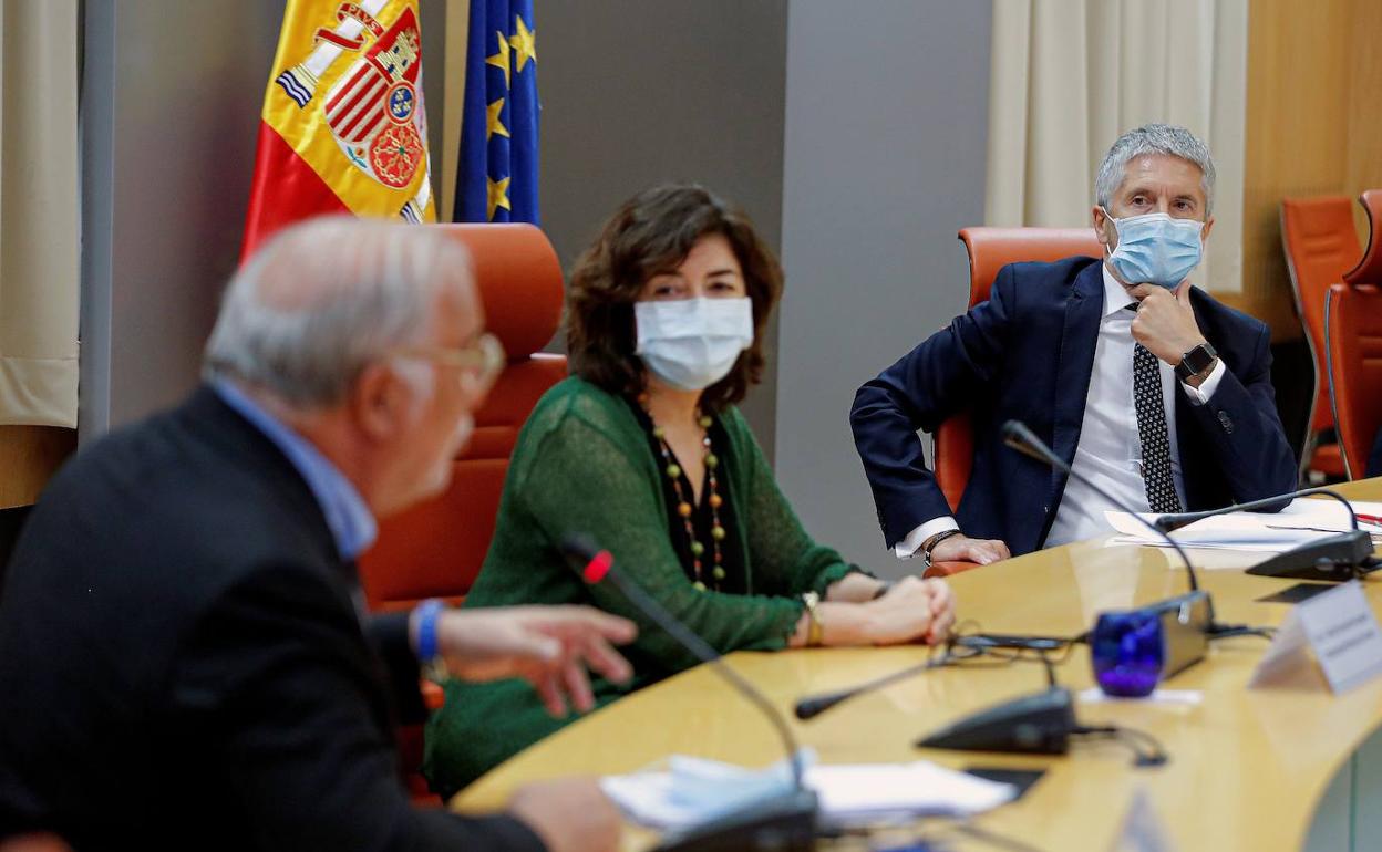 El ministro del Interior, Fernando Grande-Marlaska (dcha.), durante la presentación del informe. 