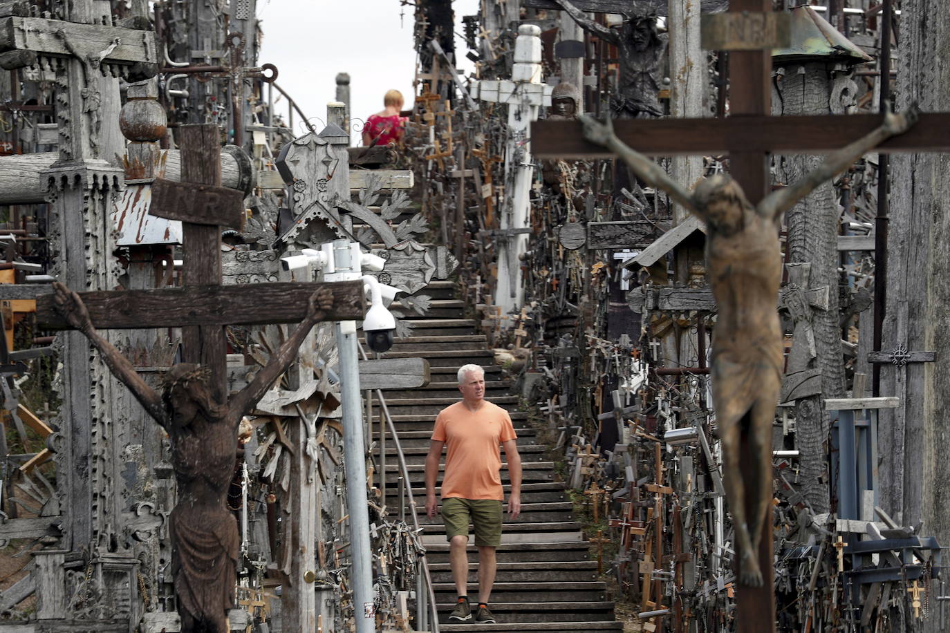 Situada en Lituania, a 12 kilómetros de la ciudad de Šiauliai, la Colina de las Cruces es uno de los lugares más populares del país y también de los más siniestros del mundo. Este santuario cuenta con miles de cruces puestas a lo largo de los años por católicos lituanos. La leyenda popular data la aparición de los crucifijos entre 1831 y 1863, tras dos rebeliones fallidas contra los zares de Rusia. Los familiares de las víctimas pusieron una cruz por cada uno de los caídos, pero con el tiempo estos objetos fueron multiplicándose hasta convertir el lugar en la impactante cumbre que es actualmente. 