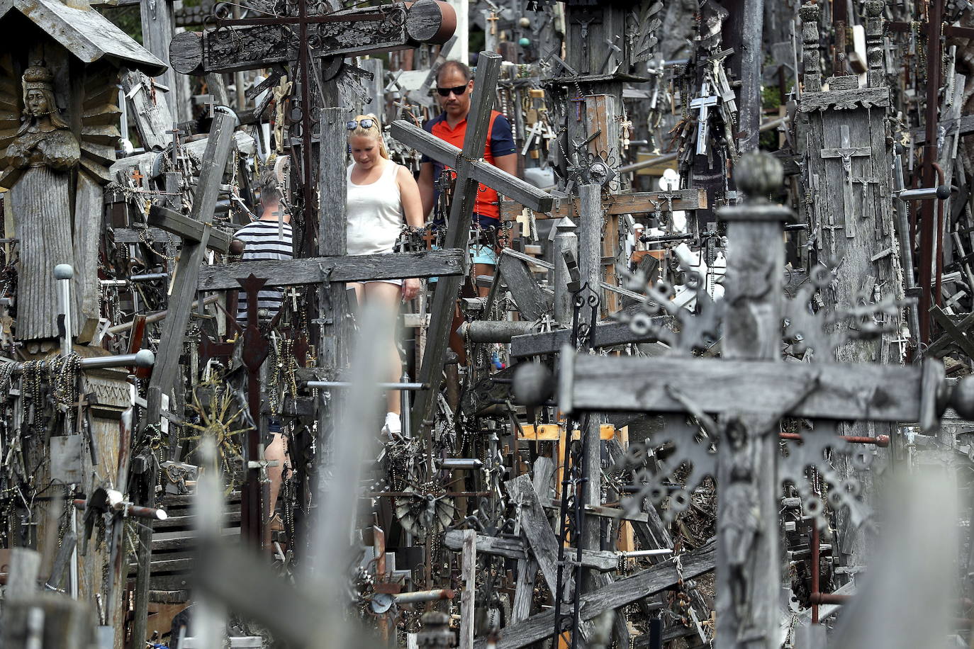 Situada en Lituania, a 12 kilómetros de la ciudad de Šiauliai, la Colina de las Cruces es uno de los lugares más populares del país y también de los más siniestros del mundo. Este santuario cuenta con miles de cruces puestas a lo largo de los años por católicos lituanos. La leyenda popular data la aparición de los crucifijos entre 1831 y 1863, tras dos rebeliones fallidas contra los zares de Rusia. Los familiares de las víctimas pusieron una cruz por cada uno de los caídos, pero con el tiempo estos objetos fueron multiplicándose hasta convertir el lugar en la impactante cumbre que es actualmente. 