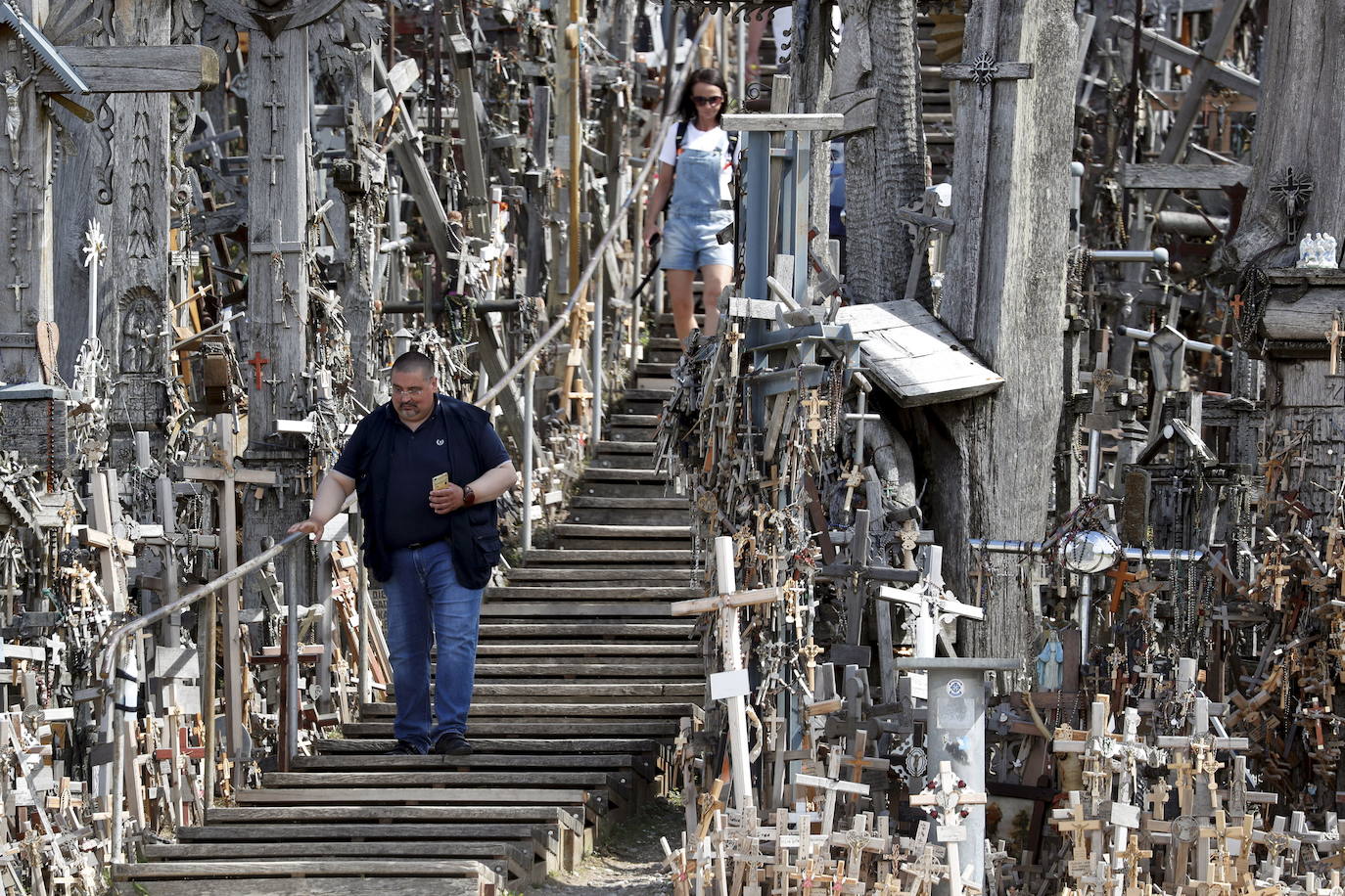 Situada en Lituania, a 12 kilómetros de la ciudad de Šiauliai, la Colina de las Cruces es uno de los lugares más populares del país y también de los más siniestros del mundo. Este santuario cuenta con miles de cruces puestas a lo largo de los años por católicos lituanos. La leyenda popular data la aparición de los crucifijos entre 1831 y 1863, tras dos rebeliones fallidas contra los zares de Rusia. Los familiares de las víctimas pusieron una cruz por cada uno de los caídos, pero con el tiempo estos objetos fueron multiplicándose hasta convertir el lugar en la impactante cumbre que es actualmente. 