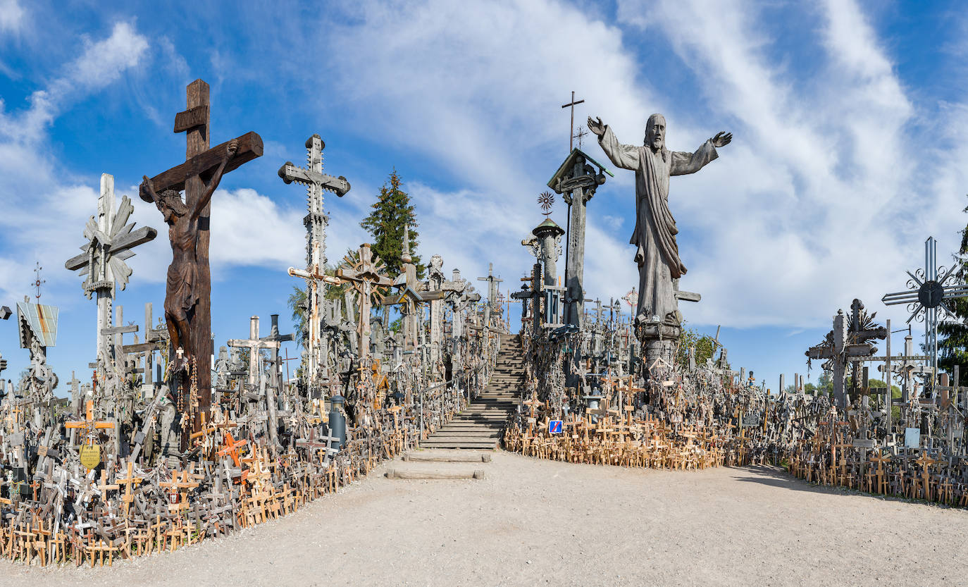 Situada en Lituania, a 12 kilómetros de la ciudad de Šiauliai, la Colina de las Cruces es uno de los lugares más populares del país y también de los más siniestros del mundo. Este santuario cuenta con miles de cruces puestas a lo largo de los años por católicos lituanos. La leyenda popular data la aparición de los crucifijos entre 1831 y 1863, tras dos rebeliones fallidas contra los zares de Rusia. Los familiares de las víctimas pusieron una cruz por cada uno de los caídos, pero con el tiempo estos objetos fueron multiplicándose hasta convertir el lugar en la impactante cumbre que es actualmente. 