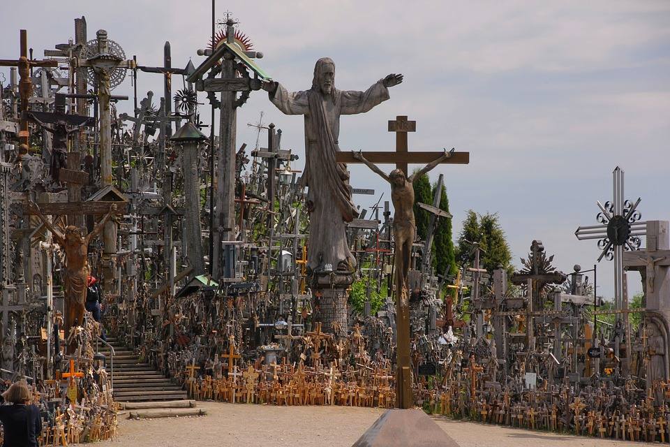 Situada en Lituania, a 12 kilómetros de la ciudad de Šiauliai, la Colina de las Cruces es uno de los lugares más populares del país y también de los más siniestros del mundo. Este santuario cuenta con miles de cruces puestas a lo largo de los años por católicos lituanos. La leyenda popular data la aparición de los crucifijos entre 1831 y 1863, tras dos rebeliones fallidas contra los zares de Rusia. Los familiares de las víctimas pusieron una cruz por cada uno de los caídos, pero con el tiempo estos objetos fueron multiplicándose hasta convertir el lugar en la impactante cumbre que es actualmente. 