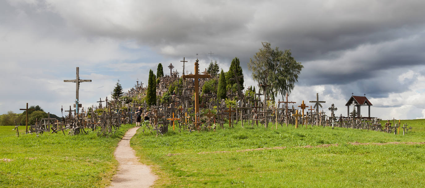Situada en Lituania, a 12 kilómetros de la ciudad de Šiauliai, la Colina de las Cruces es uno de los lugares más populares del país y también de los más siniestros del mundo. Este santuario cuenta con miles de cruces puestas a lo largo de los años por católicos lituanos. La leyenda popular data la aparición de los crucifijos entre 1831 y 1863, tras dos rebeliones fallidas contra los zares de Rusia. Los familiares de las víctimas pusieron una cruz por cada uno de los caídos, pero con el tiempo estos objetos fueron multiplicándose hasta convertir el lugar en la impactante cumbre que es actualmente. 