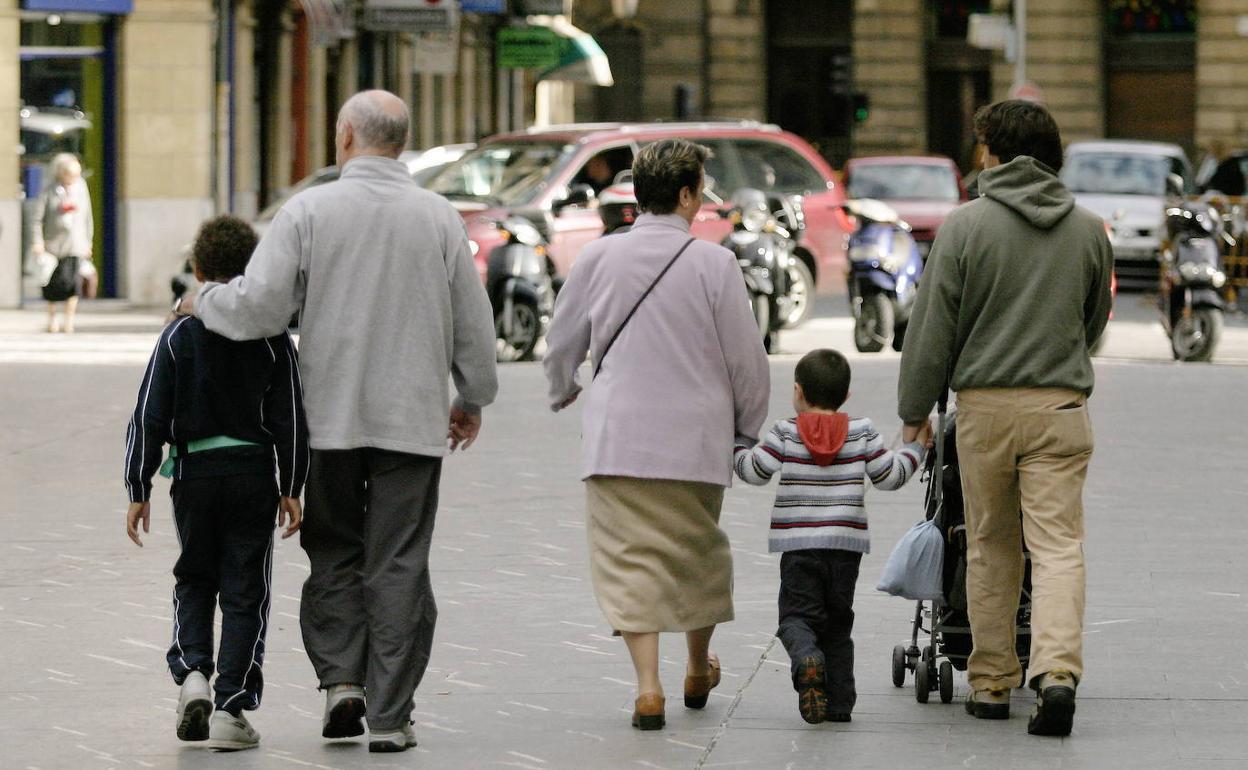 Una familia numerosa pasea por una calle de Valencia.