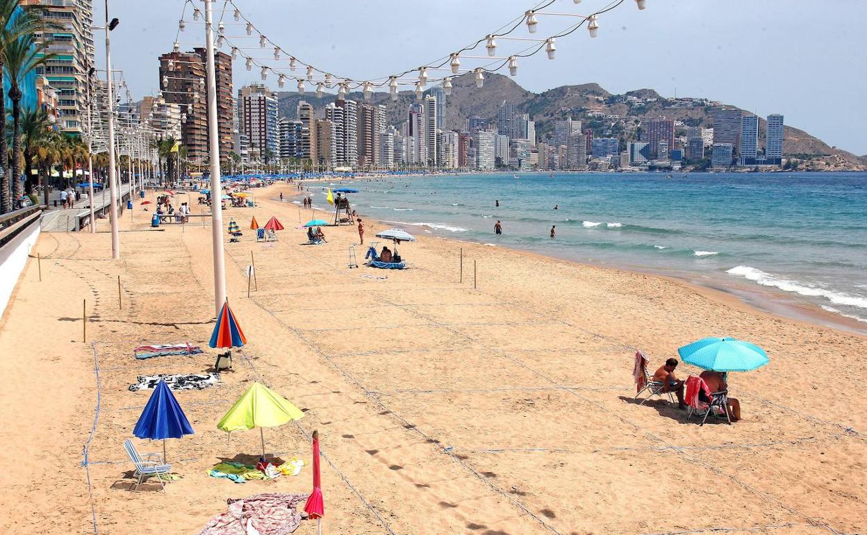 Imagen inusual para esta época del año de la Playa de Poniente de Benidorm. 