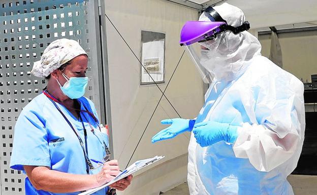 Personal sanitario en el hospital de campaña de La Fe.