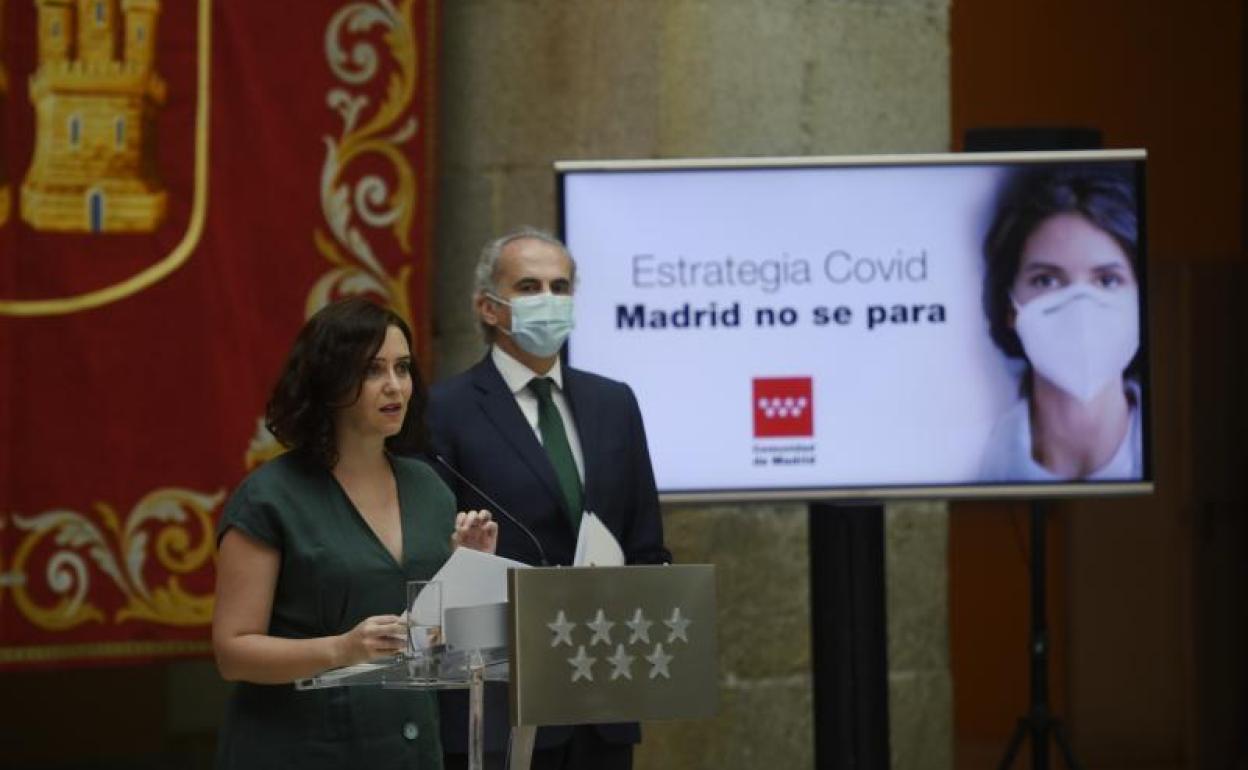 La presidenta de la Comunidad de Madrid, Isabel Díaz Ayuso, junto al consejero de Sanidad, Enrique Ruiz Escudero, durante la presentación de la estrategia de continuidad del Covid-19.