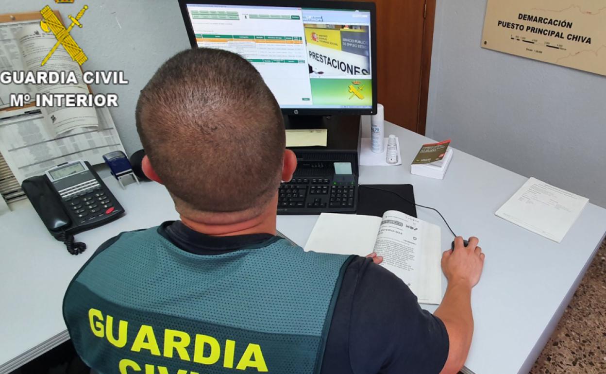 Agente de la Guardia Civil durante la investiación 'Fake-Job'. 