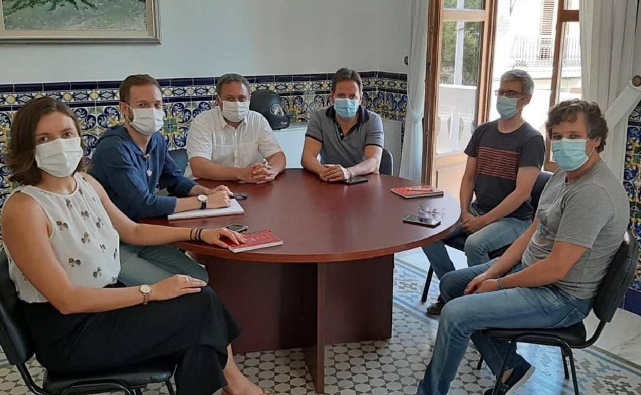 Los tres alcaldes, Riera, Claramunt y Ruiz, en la reunión con los técnicos. 