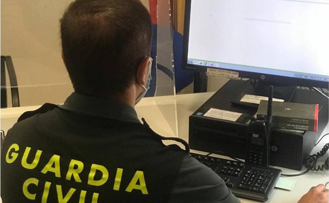 Un agente de la Guardia Civil comprueba los movimientos del hombre detenido en Pinoso. 