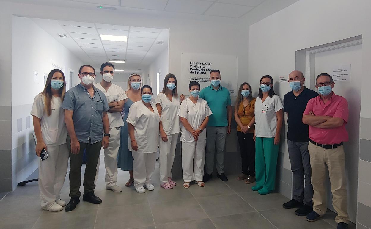 La gerente del Departamento y el alcalde de Sollana con los profesionales y responsables sanitarios. 