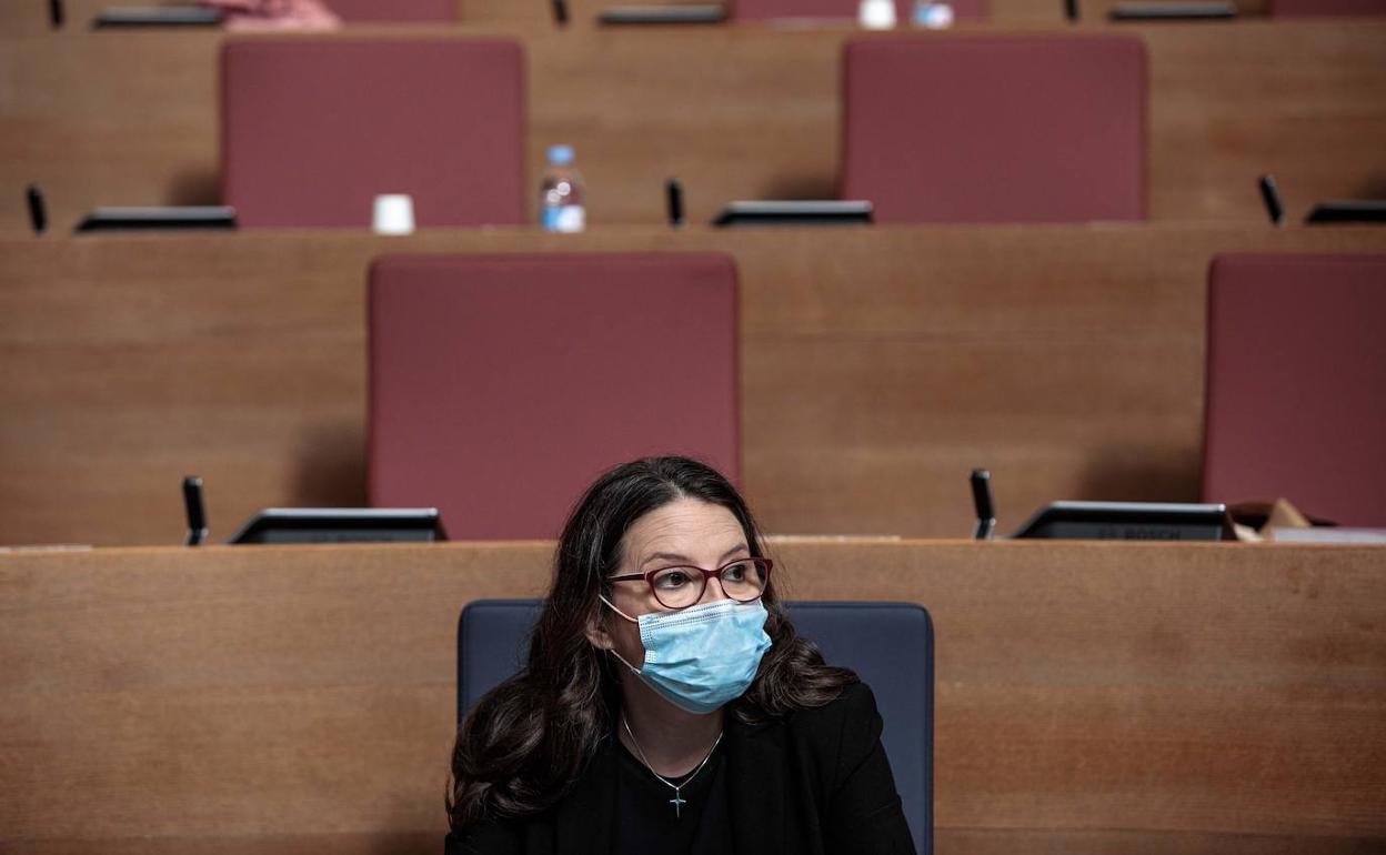 Monica Olta, Vicepresidenta y Consellera de Igualdad en el pleno de Les Corts. 