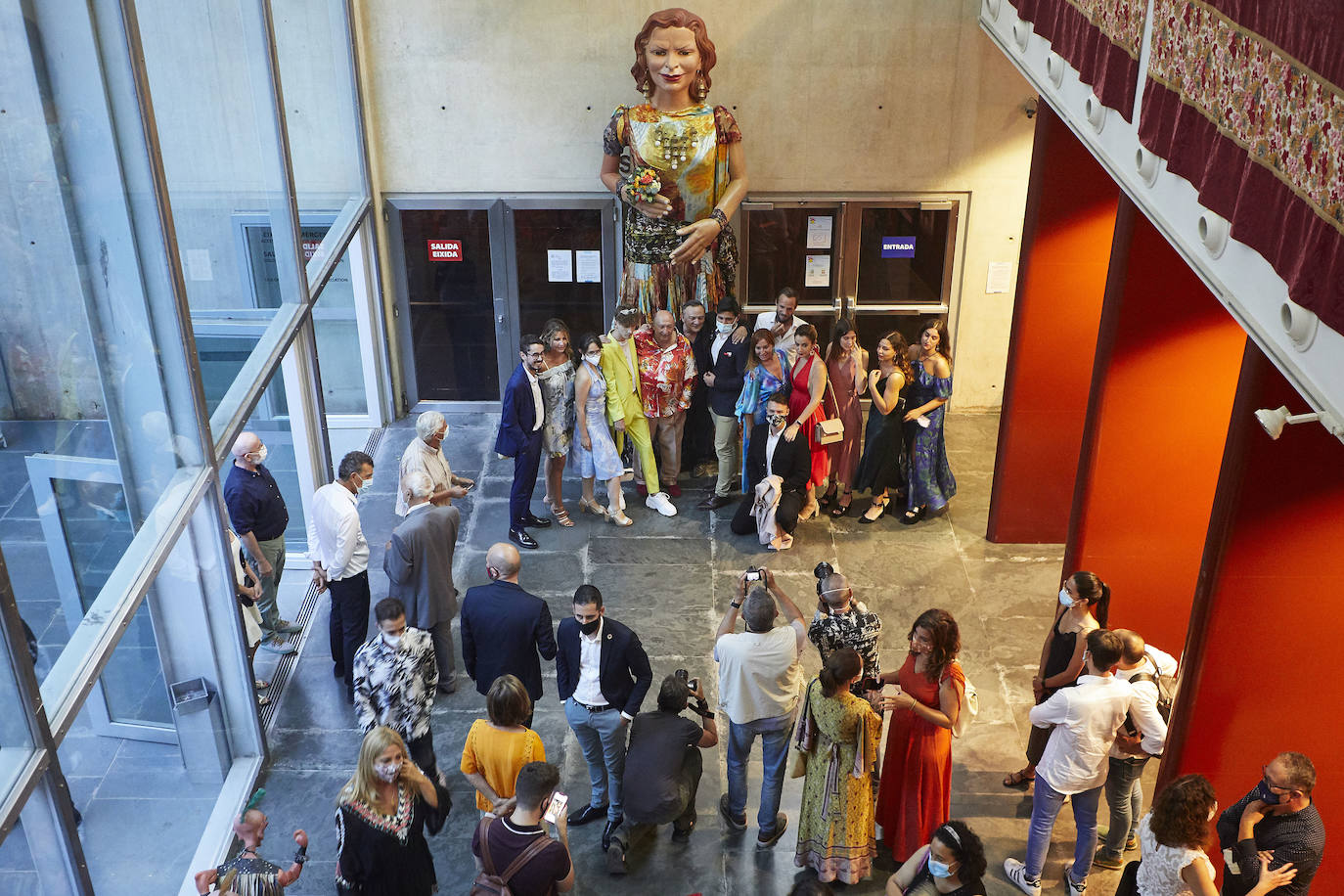 El modisto celebra medio siglo de carrera con una exposición que recorre sus vestidos más icónicos | La muestra, que reivindica la modernidad del diseñador valenciano, exhibe las creaciones para el cine de Almodóvar y las fotografías de Helmut Newton