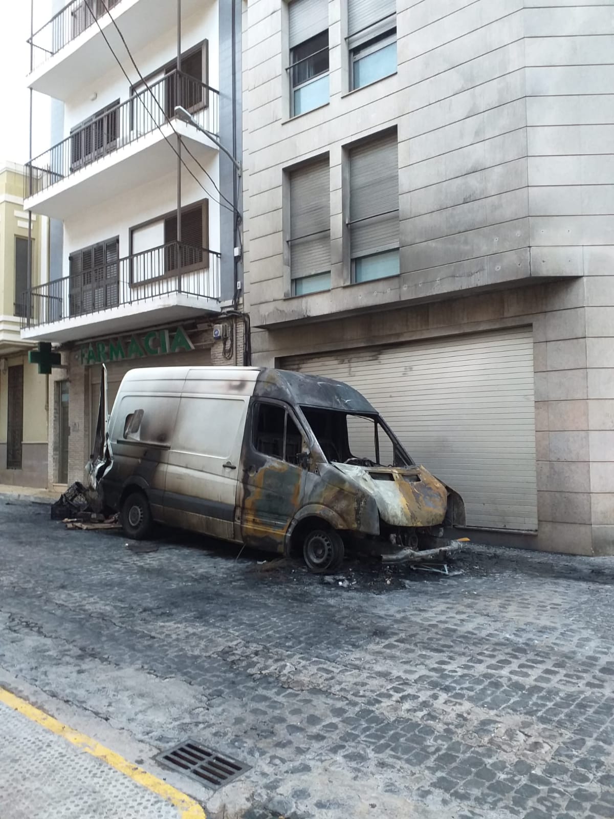 La Guardia Civil y la Policía Local de Catarroja buscan a un pirómano tras una oleada de incendios que esta madrugada ha desatado el temor de los vecinos en las calles de la localidad. 