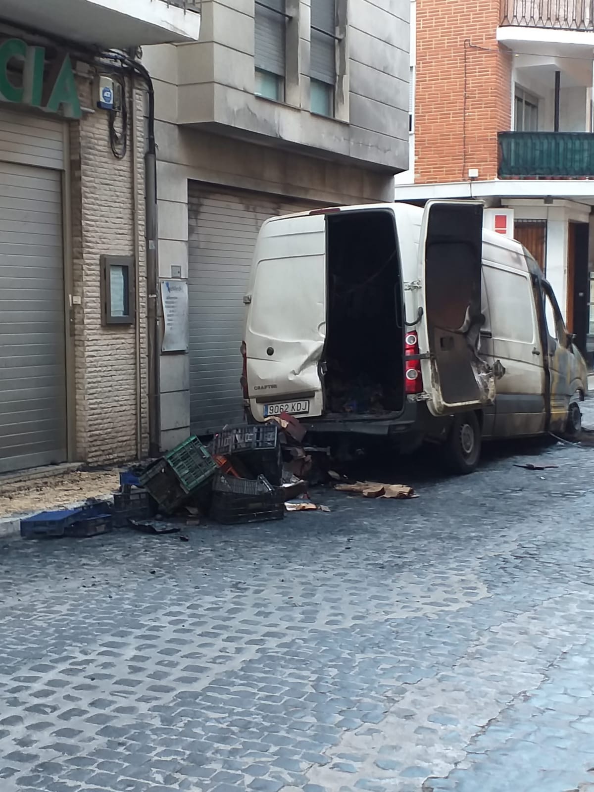 La Guardia Civil y la Policía Local de Catarroja buscan a un pirómano tras una oleada de incendios que esta madrugada ha desatado el temor de los vecinos en las calles de la localidad. 