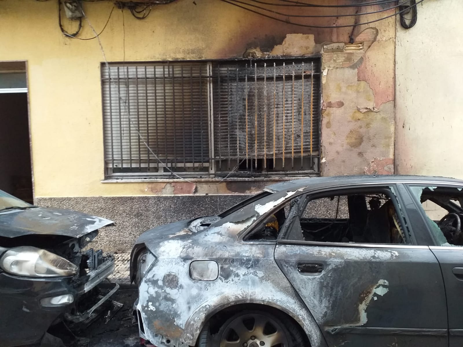 La Guardia Civil y la Policía Local de Catarroja buscan a un pirómano tras una oleada de incendios que esta madrugada ha desatado el temor de los vecinos en las calles de la localidad. 