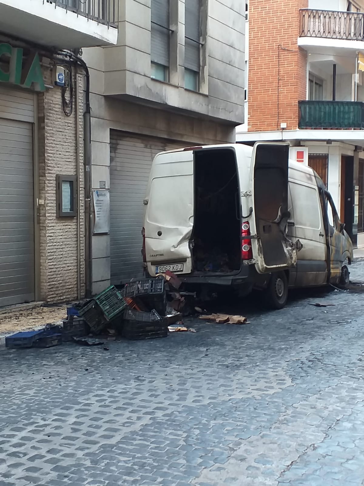 La Guardia Civil y la Policía Local de Catarroja buscan a un pirómano tras una oleada de incendios que esta madrugada ha desatado el temor de los vecinos en las calles de la localidad. 