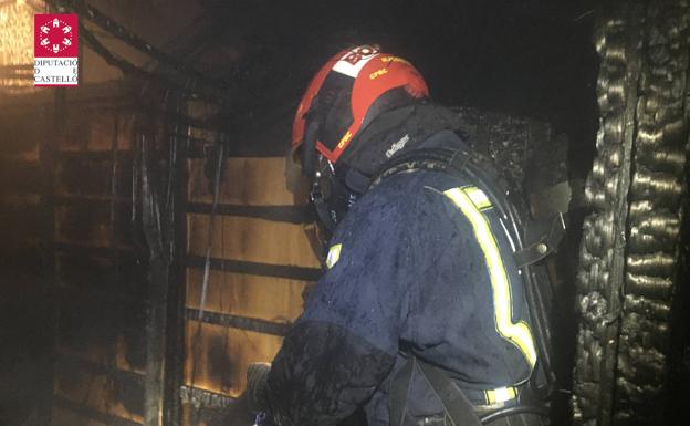 Imagen principal - Un incendio con tres atendidos afecta al balneario de Oropesa