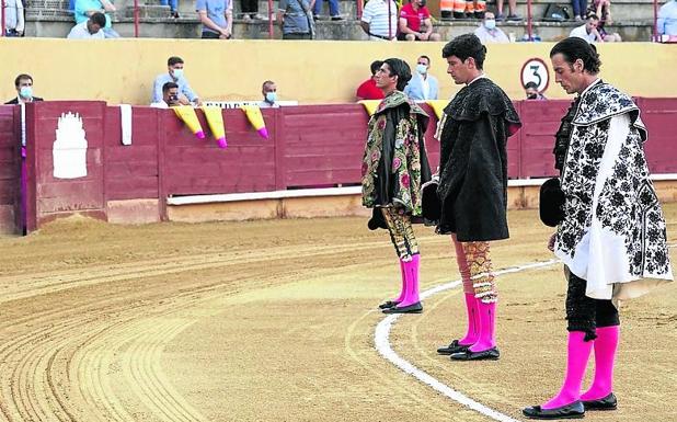 Guardando las distancias en la plaza de toros de Ávila.