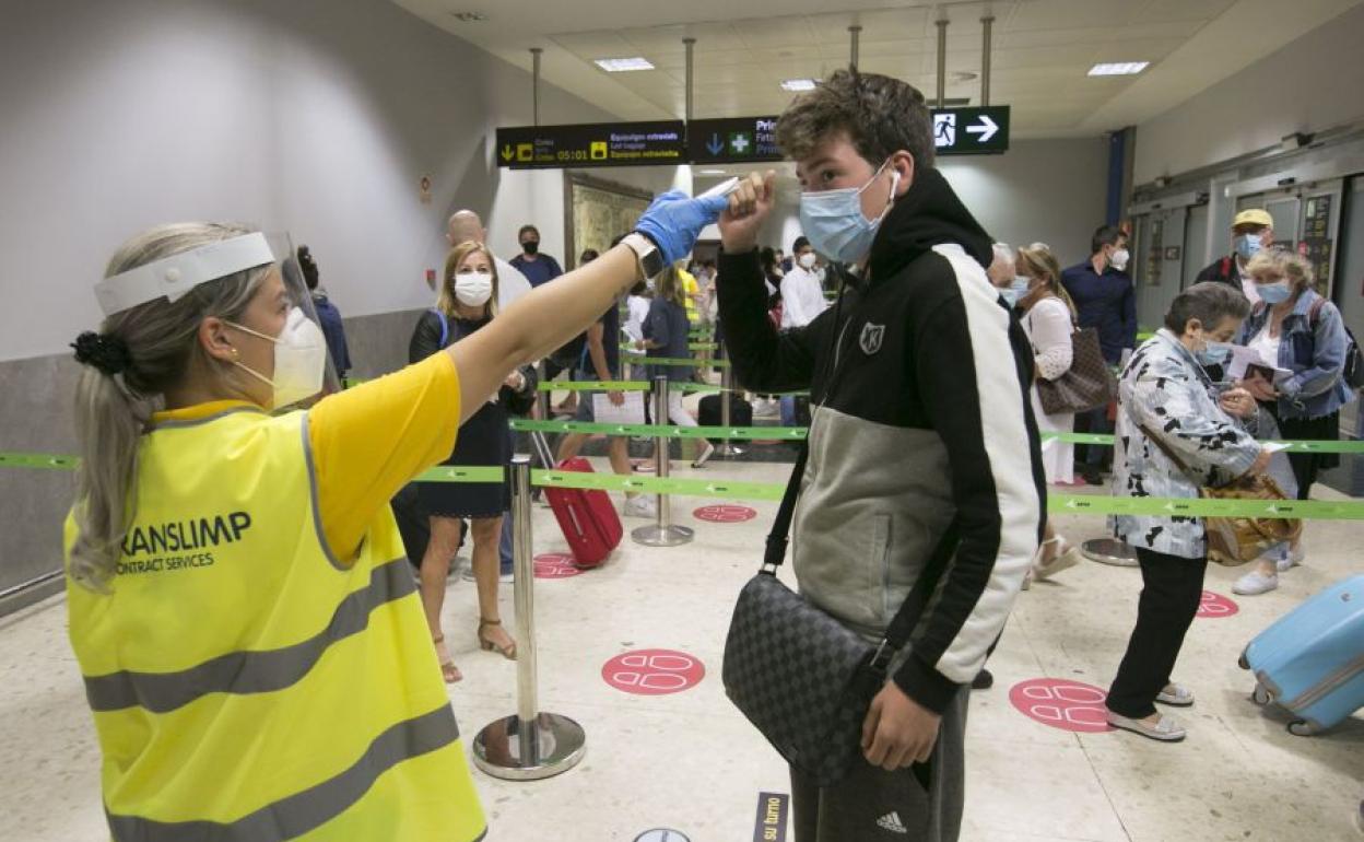 Control en el aeropuerto de Manises durante la pandemia del coronavirus.