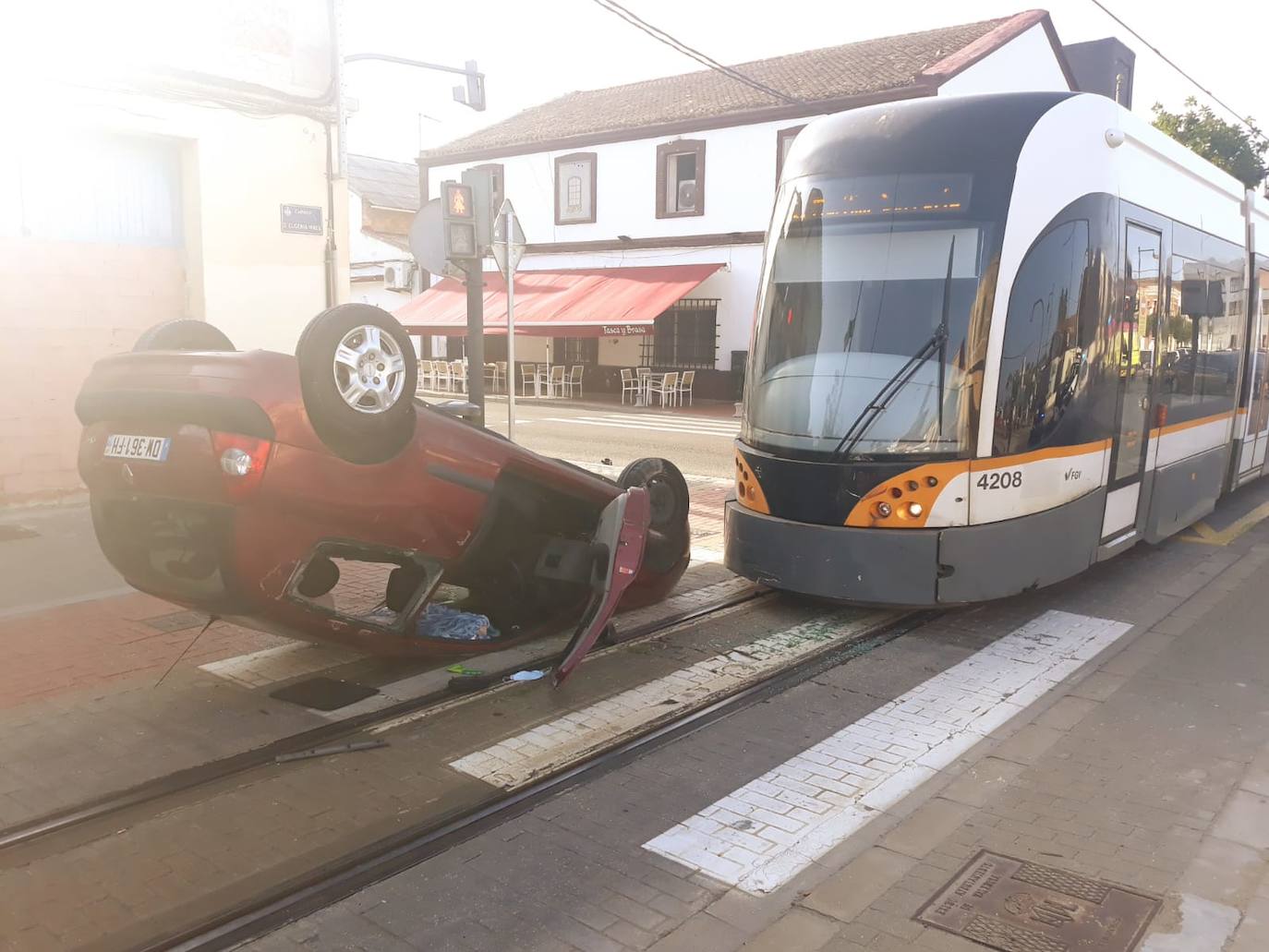 La conductora de un coche resultó el sábado herida leve en un accidente de tráfico en Valencia. El siniestro se produjo por la tarde en la confluencia entre Eugenia Viñes y la avenida de los Naranjos y en él se vieron implicados el vehículo en el que viajaba la víctima, que volcó, y un convoy del tranvía. La Policía Local investiga ahora las causas del siniestro, ocurrido sobre las 19 horas. Al parecer, el coche en el que circulaba la joven, de 20 años, fue arrollado por el tranvía y acabó volcando. La víctima fue evacuada al Hospital Clínico con una herida sangrante en el brazo, pero su estado no es grave.