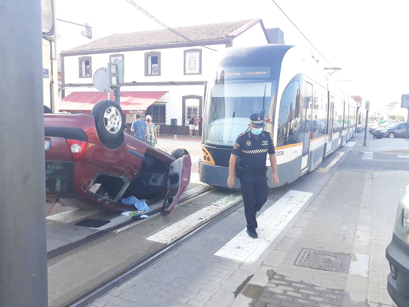 La conductora de un coche resultó el sábado herida leve en un accidente de tráfico en Valencia. El siniestro se produjo por la tarde en la confluencia entre Eugenia Viñes y la avenida de los Naranjos y en él se vieron implicados el vehículo en el que viajaba la víctima, que volcó, y un convoy del tranvía. La Policía Local investiga ahora las causas del siniestro, ocurrido sobre las 19 horas. Al parecer, el coche en el que circulaba la joven, de 20 años, fue arrollado por el tranvía y acabó volcando. La víctima fue evacuada al Hospital Clínico con una herida sangrante en el brazo, pero su estado no es grave.