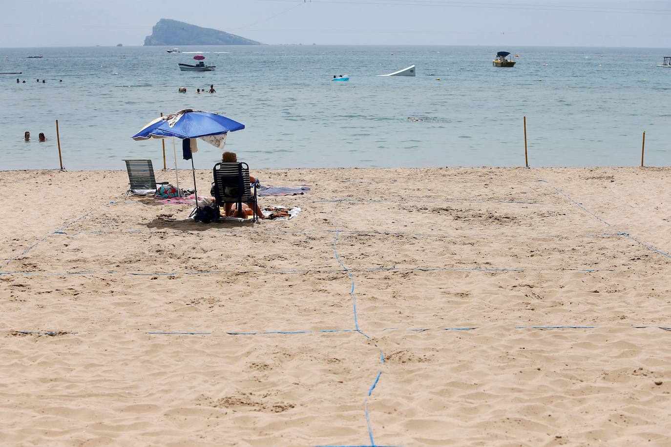 Las imágenes que ayer, el primer día de agosto, y de los últimos días de julio, mostraban la playa de Levante de Benidorm eran absolutamente inusuales para esta época del año. Con hamacas y parasoles vacíos y amplios espacios sin ocupar. 