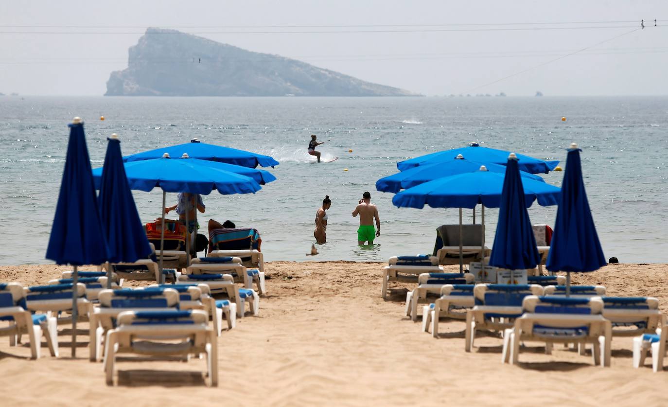 Las imágenes que ayer, el primer día de agosto, y de los últimos días de julio, mostraban la playa de Levante de Benidorm eran absolutamente inusuales para esta época del año. Con hamacas y parasoles vacíos y amplios espacios sin ocupar. 