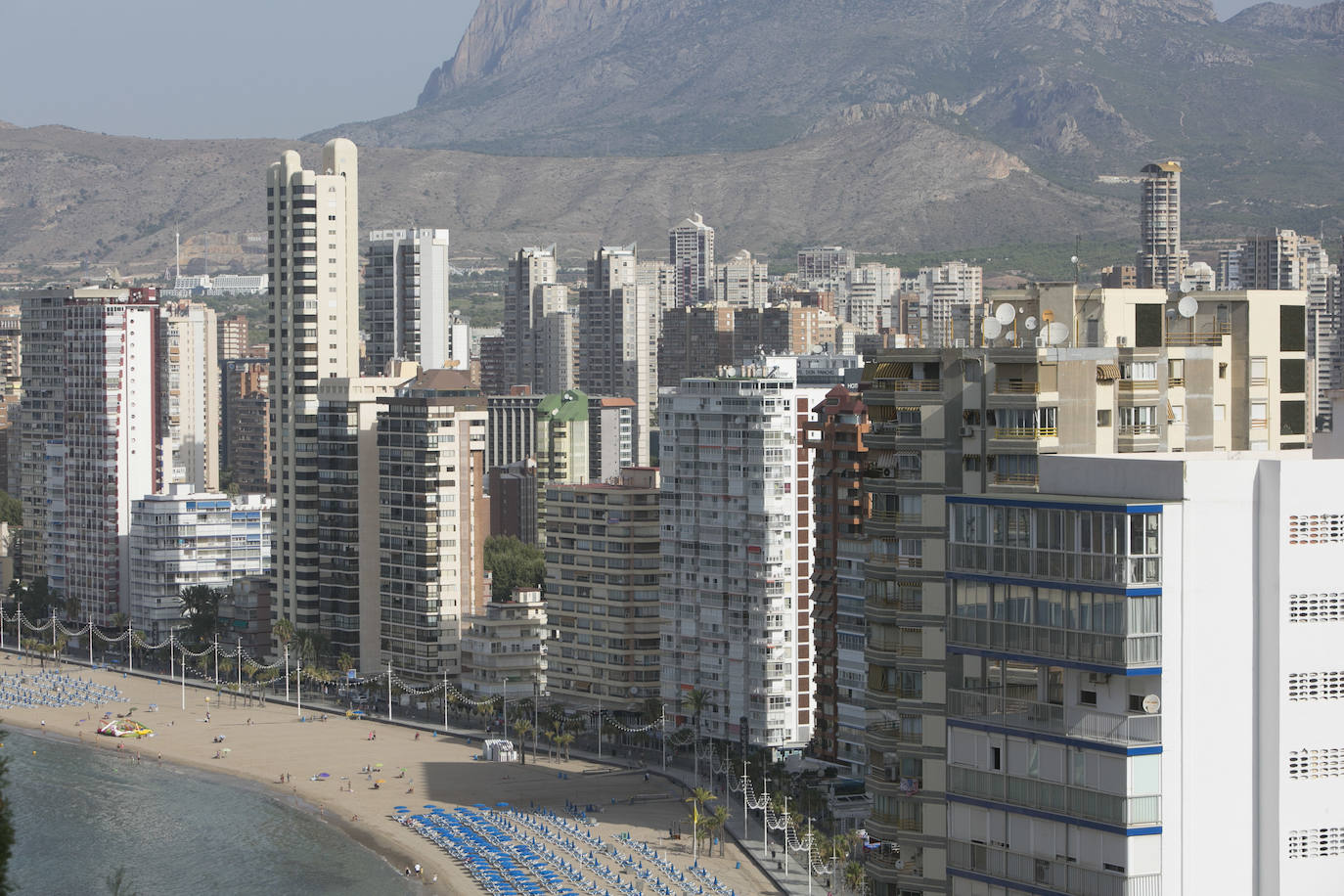 Las imágenes que ayer, el primer día de agosto, y de los últimos días de julio, mostraban la playa de Levante de Benidorm eran absolutamente inusuales para esta época del año. Con hamacas y parasoles vacíos y amplios espacios sin ocupar. 