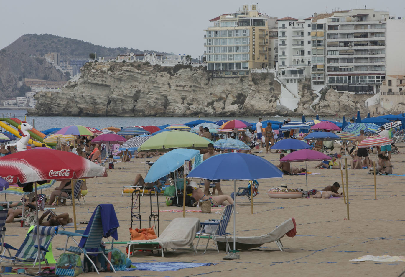 Las imágenes que ayer, el primer día de agosto, y de los últimos días de julio, mostraban la playa de Levante de Benidorm eran absolutamente inusuales para esta época del año. Con hamacas y parasoles vacíos y amplios espacios sin ocupar. 