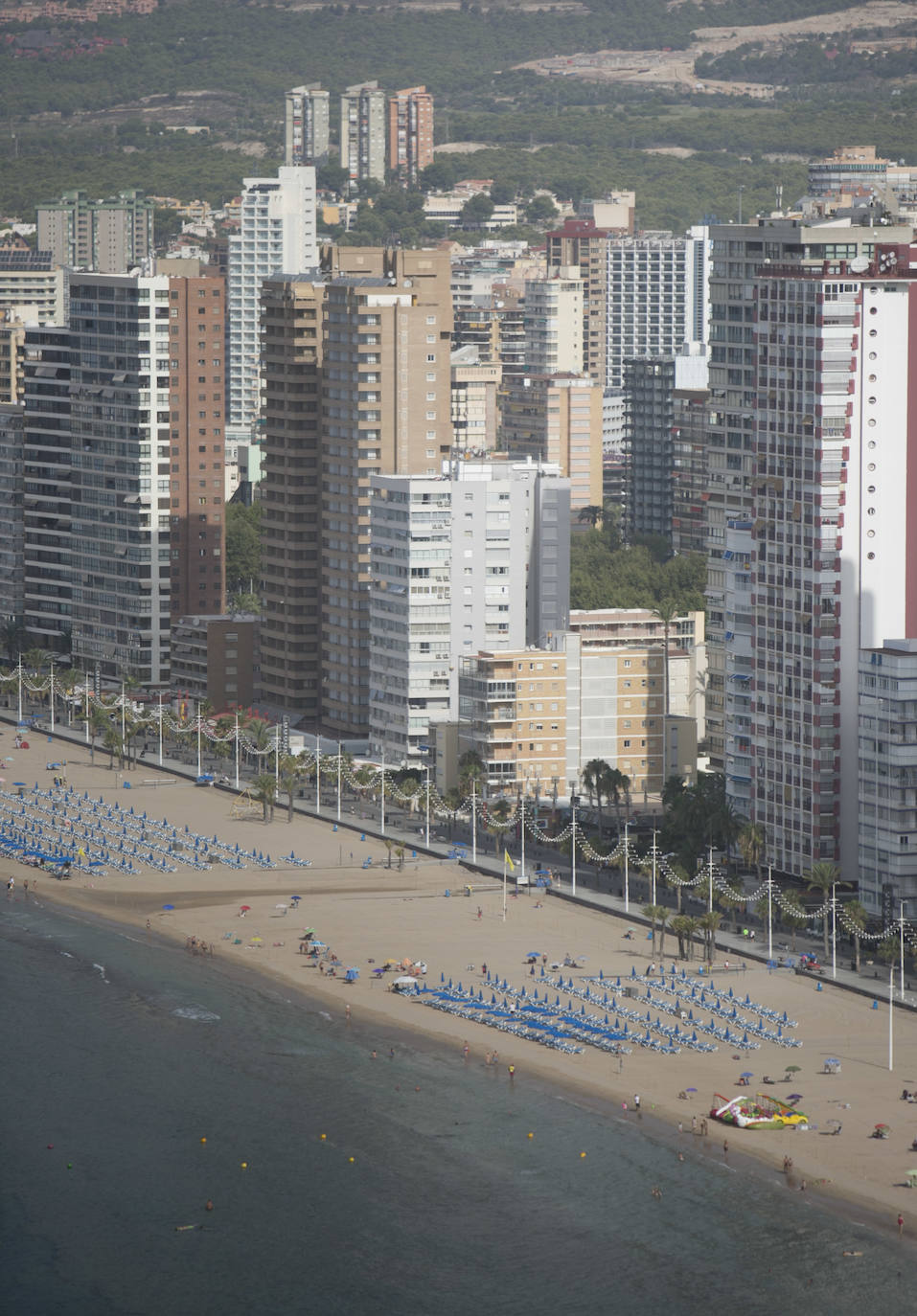 Las imágenes que ayer, el primer día de agosto, y de los últimos días de julio, mostraban la playa de Levante de Benidorm eran absolutamente inusuales para esta época del año. Con hamacas y parasoles vacíos y amplios espacios sin ocupar. 