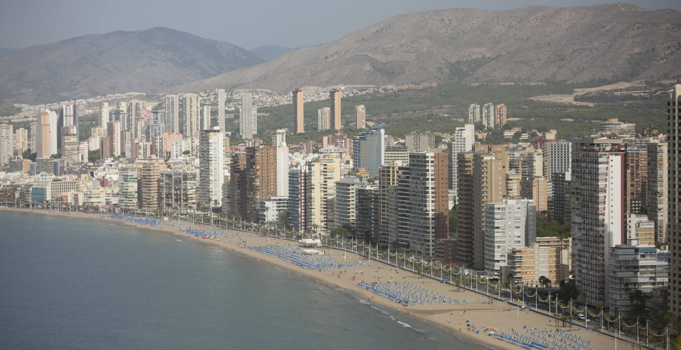 Las imágenes que ayer, el primer día de agosto, y de los últimos días de julio, mostraban la playa de Levante de Benidorm eran absolutamente inusuales para esta época del año. Con hamacas y parasoles vacíos y amplios espacios sin ocupar. 