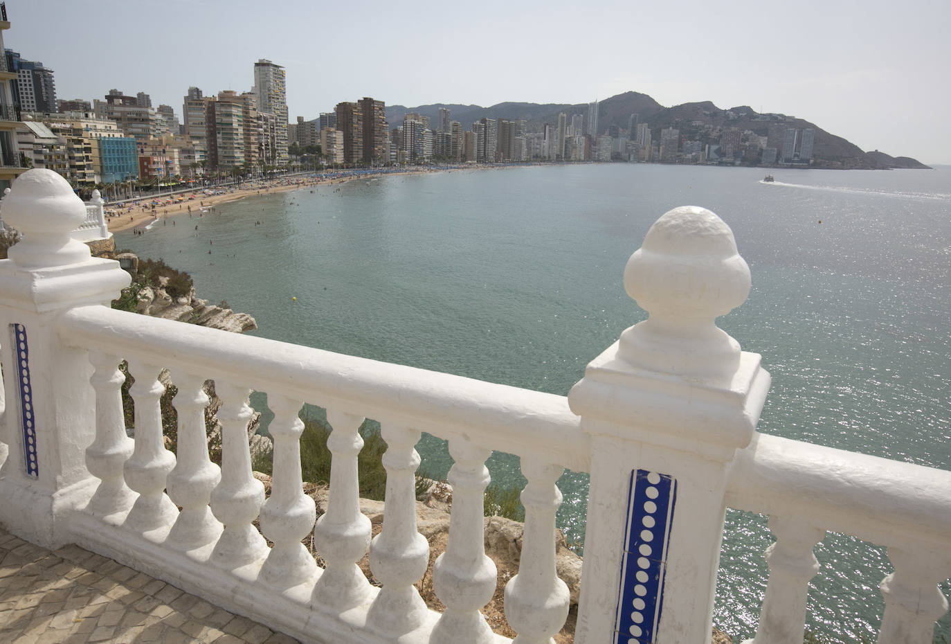 Las imágenes que ayer, el primer día de agosto, y de los últimos días de julio, mostraban la playa de Levante de Benidorm eran absolutamente inusuales para esta época del año. Con hamacas y parasoles vacíos y amplios espacios sin ocupar. 