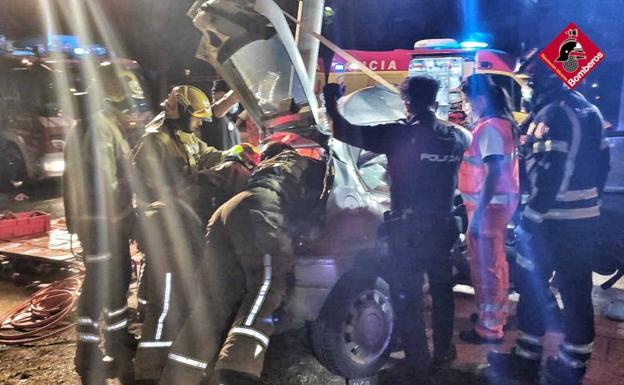 Muere un joven de 18 años y otro permanece en estado grave tras chocar su coche con una farola en Elda