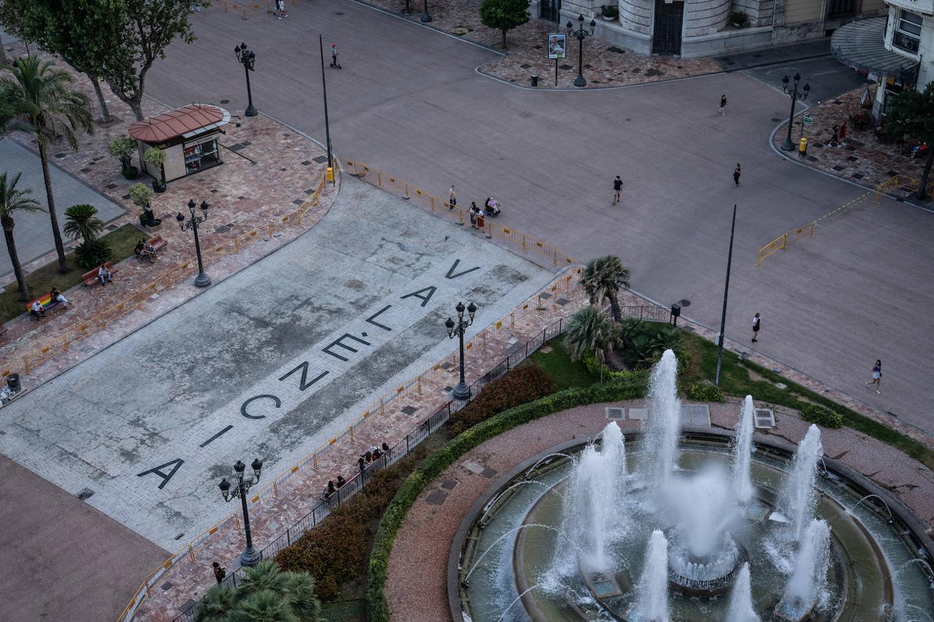 La plaza del Ayuntamiento de Valencia ya tiene nueva cara. Y es muy roja. El asfalto colocado por la concejalía de Urbanismo dota desde ya al enclave de un aspecto rojizo muy evidente que contrasta con el verde de los maceteros colocados por la EMT. 