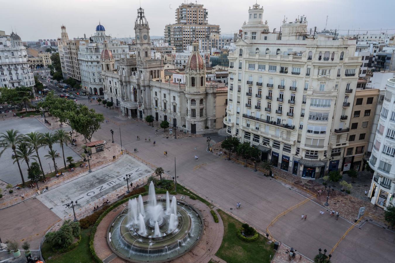 La plaza del Ayuntamiento de Valencia ya tiene nueva cara. Y es muy roja. El asfalto colocado por la concejalía de Urbanismo dota desde ya al enclave de un aspecto rojizo muy evidente que contrasta con el verde de los maceteros colocados por la EMT. 