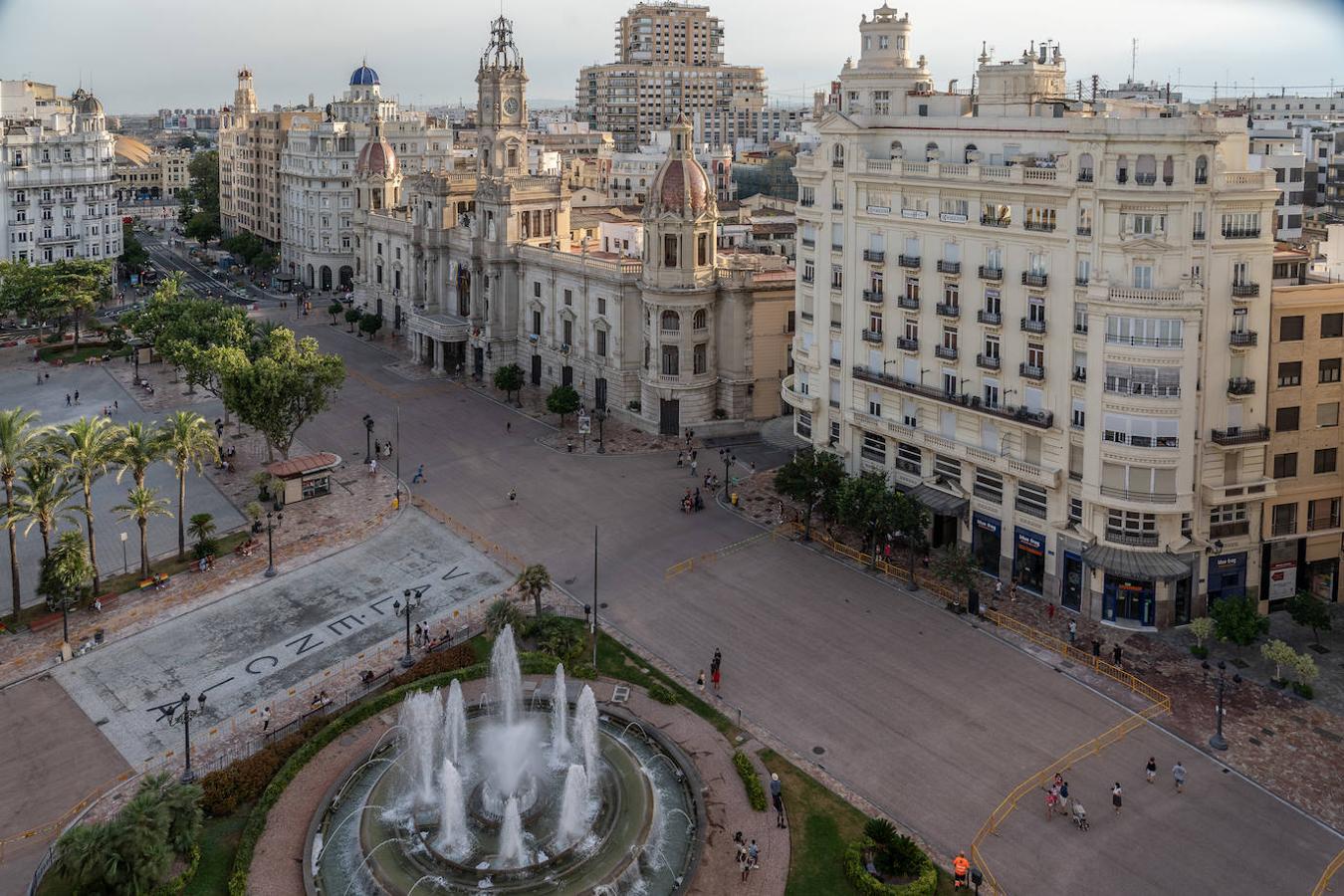 La plaza del Ayuntamiento de Valencia ya tiene nueva cara. Y es muy roja. El asfalto colocado por la concejalía de Urbanismo dota desde ya al enclave de un aspecto rojizo muy evidente que contrasta con el verde de los maceteros colocados por la EMT. 