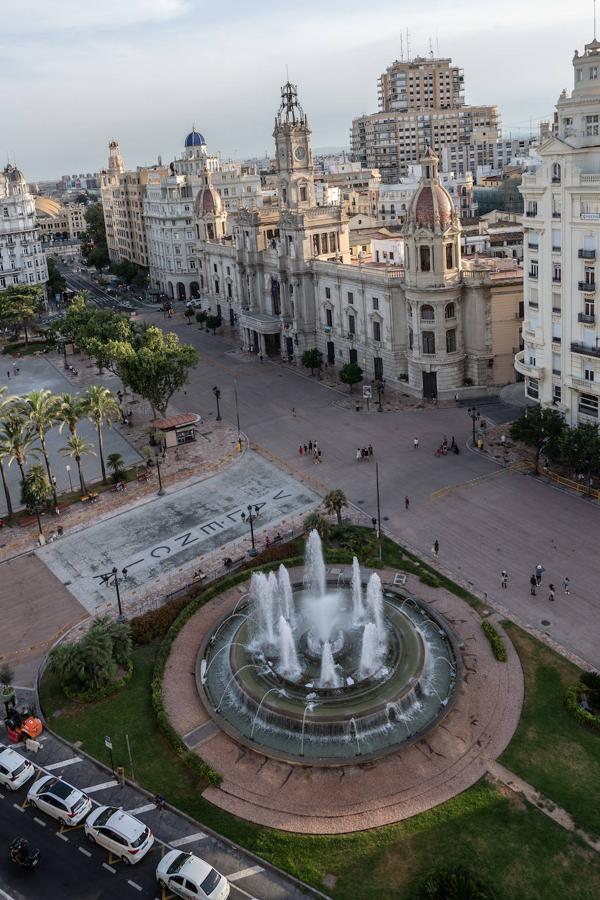 La plaza del Ayuntamiento de Valencia ya tiene nueva cara. Y es muy roja. El asfalto colocado por la concejalía de Urbanismo dota desde ya al enclave de un aspecto rojizo muy evidente que contrasta con el verde de los maceteros colocados por la EMT. 