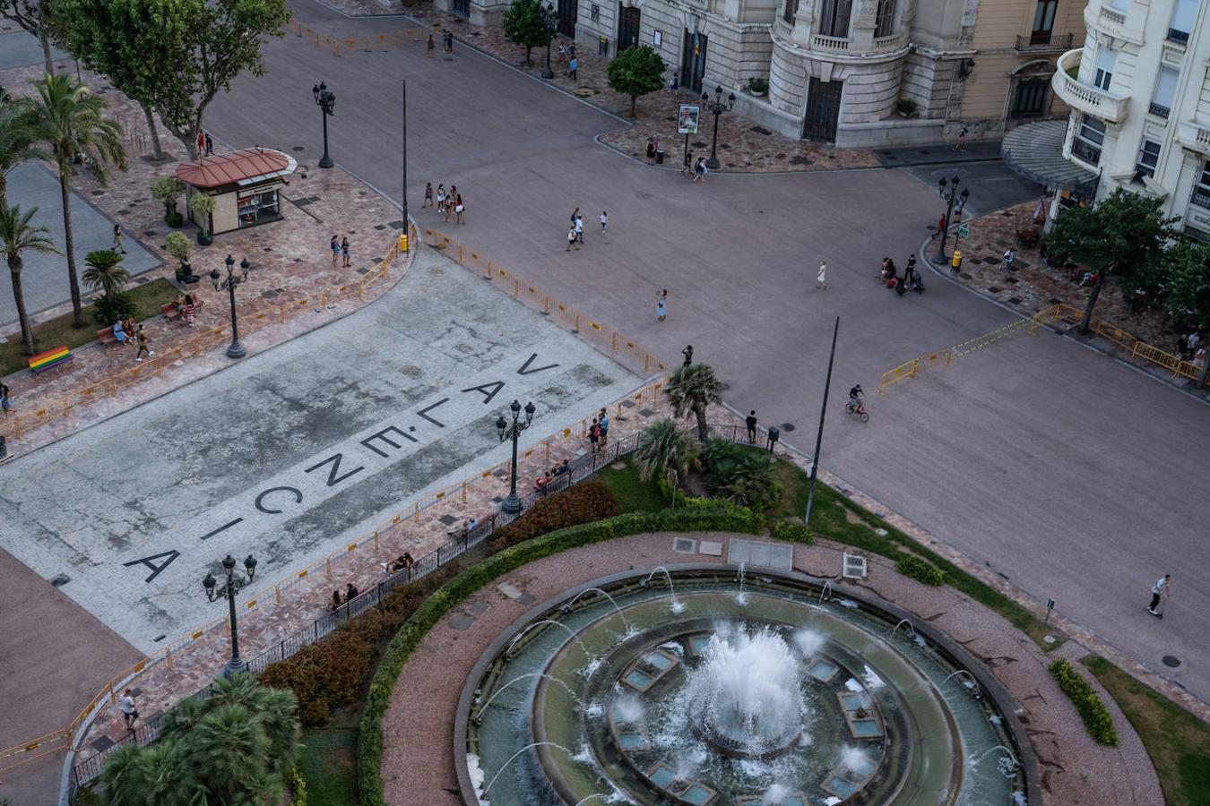 La plaza del Ayuntamiento de Valencia ya tiene nueva cara. Y es muy roja. El asfalto colocado por la concejalía de Urbanismo dota desde ya al enclave de un aspecto rojizo muy evidente que contrasta con el verde de los maceteros colocados por la EMT. 