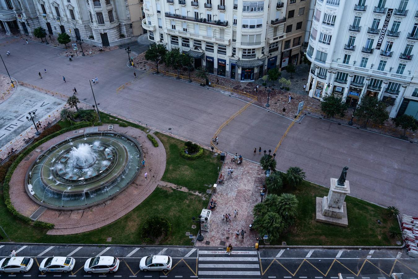 La plaza del Ayuntamiento de Valencia ya tiene nueva cara. Y es muy roja. El asfalto colocado por la concejalía de Urbanismo dota desde ya al enclave de un aspecto rojizo muy evidente que contrasta con el verde de los maceteros colocados por la EMT. 