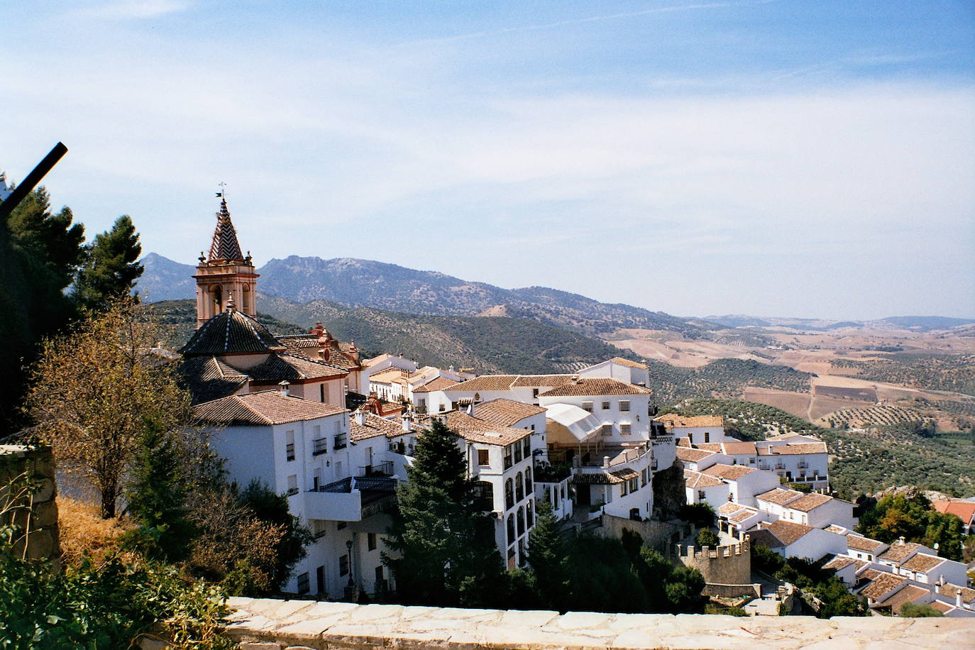 En este verano atípico, lo más recomendable es evitar los desplazamientos más allá de las fronteras españolas. Por eso, es el mejor momento para descubrir la geografía nacional, que alberga una gran cantidad de rincones que descubrir. Aquí hay una lista de algunos de ellos: